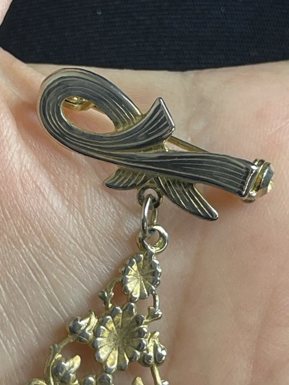 Vintage Gold-Tone Bow Brooch With 3 Dangle Heart Lockets READ